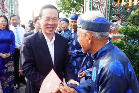 Thường trực Ban Bí thư Võ Văn Thưởng tặng quà người nghèo trong Ngày hội đại đoàn kết