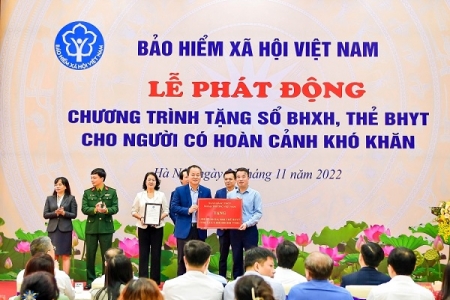 Vietcombank tặng sổ bảo hiểm xã hội, thẻ bảo hiểm y tế trị giá 05 tỷ đồng cho người có hoàn cảnh khó khăn