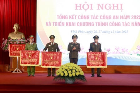 Công an tỉnh Vĩnh Phúc vinh dự đươc nhận cờ Đơn vị dẫn đầu phong trào thi đua năm 2022