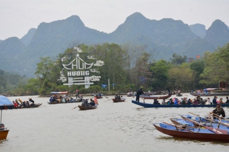 Biển người đổ về chùa Hương trước ngày khai hội