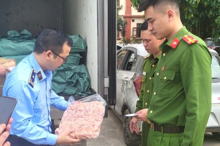 Lạng Sơn tạm giữ 2.000 kg chân gà rút xương đông lạnh có dấu hiệu vi phạm