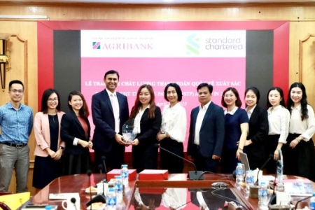 Agribank nhận giải Chất lượng Thanh toán xuất sắc năm 2022 do ngân hàng Standard Chartered trao tặng