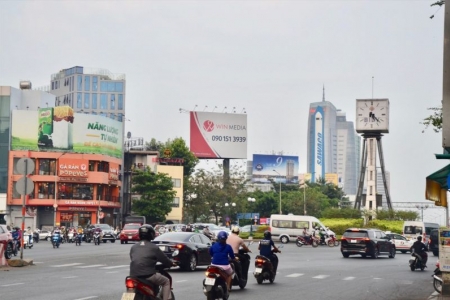 TP. HCM: Rà soát các trụ quảng cáo trái phép nằm trên hành lang đất giao thông