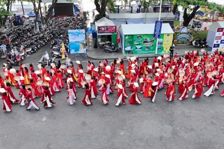 Festival Biển Nha Trang 2023: gần 6.000 phụ nữ diễu hành “Tôn vinh áo dài - Di sản Văn hóa Việt Nam”