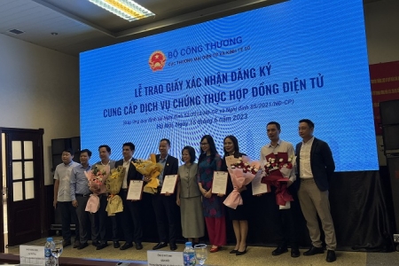 Trao Giấy xác nhận đăng ký cung cấp dịch vụ chứng thực hợp đồng điện tử cho các doanh nghiệp đủ điều kiện