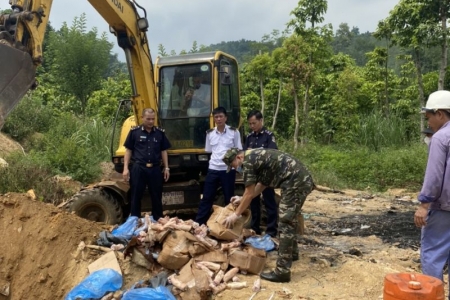 Hải quan Lào Cai tiêu hủy 300 kg chân lợn đông lạnh không rõ nguồn gốc