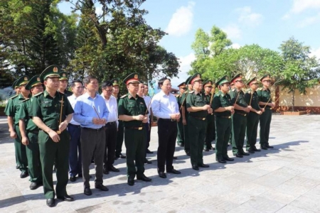 Quảng Ninh: Thứ trưởng Bộ Quốc phòng dâng hương tại nghĩa trang Pò Hèn nhân ngày 27/7