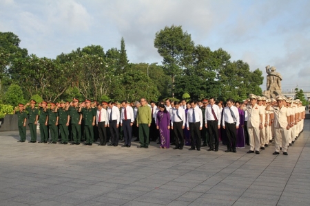 Lãnh đạo TP. Hồ Chí Minh dâng hương tưởng niệm các Anh hùng liệt sỹ