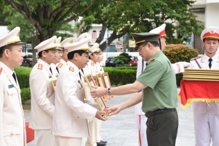 Công an tỉnh Thanh Hóa tổ chức trao huy chương “Vì an ninh Tổ quốc” và huy chương “Chiến sỹ vẻ vang”