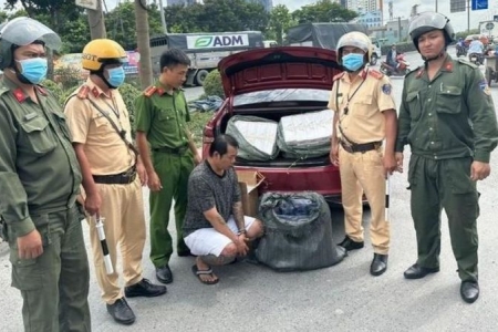 Bắt giữ 2 đối tượng về hành vi buôn bán và vận chuyển hàng cấm