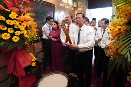 Lãnh đạo TP. Hồ Chí Minh dâng hương tưởng niệm Chủ tịch Tôn Đức Thắng