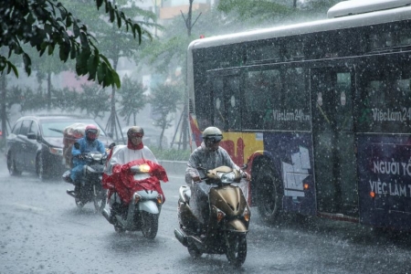 Dự báo mưa dông và mưa lớn cục bộ, lốc, sét, gió giật mạnh ở khu vực Bắc Bộ