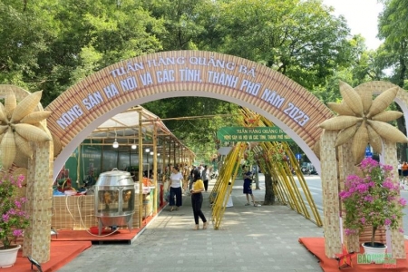 Hơn 2.000 sản phẩm nông sản, đặc sản vùng miền quy tụ ở phố đi bộ hồ Gươm