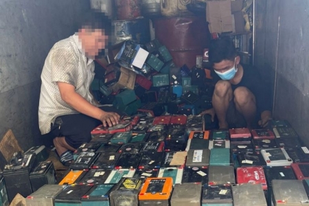 Đồng Nai: Bắt giữ xe tải chở hơn 400 bình ắc quy nghi là chất thải nguy hại