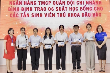 Sáu suất học bổng của MB Bank dành tặng tân sinh viên trường Đại học Quy Nhơn, Bình Định