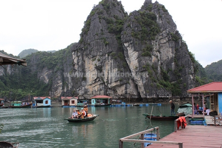 Cấm các phương tiện tàu, thuyền, đò gắn máy hoạt động trong khu vực làng chài Cửa Vạn