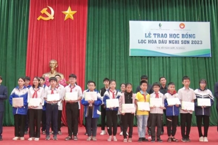 Công ty TNHH Lọc hóa dầu Nghi Sơn trao hàng trăm suất học bổng cho học sinh, sinh viên