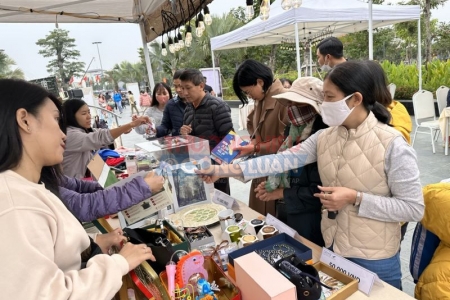 Người dân hải Phòng nô nức đi chợ phiên DeepC “Đổi đồ cũ nhận quà xinh”