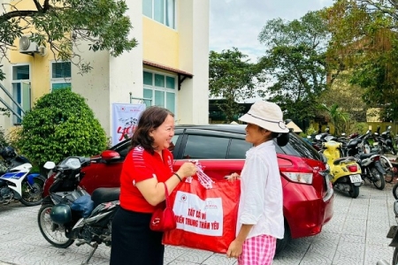 Prudential cứu trợ người dân có hoàn cảnh khó khăn tại Thừa Thiên Huế & các tỉnh miền Trung