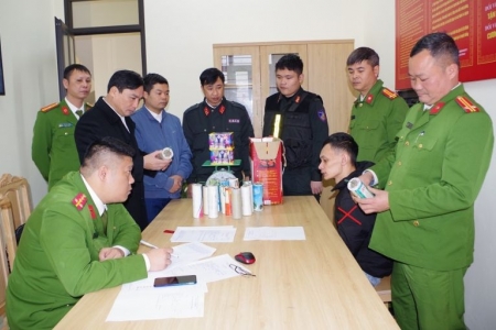 Thuê taxi để giao pháo nổ cho khách