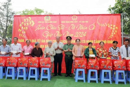 Công an tỉnh Quảng Ninh tặng quà Tết cho người dân có hoàn cảnh khó khăn