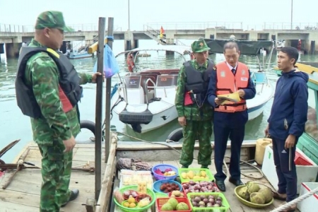 Xử lý 02 phương tiện bán hàng rong đeo bám khách du lịch trên Vịnh Hạ Long