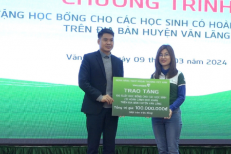 Vietcombank trao tặng học bổng cho học sinh có hoàn cảnh khó khăn huyện Văn Lãng, Lạng Sơn