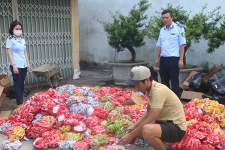 Tiêu hủy 33.000 gói xúc xích ăn liền các loại