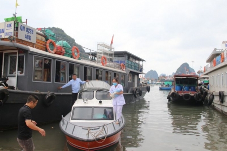 Quảng Ninh: Đỡ đẻ cho sản phụ ngay trên biển