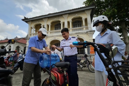 BTL Vùng Cảnh sát biển 3 tiếp tục hỗ trợ 2.000 bình nước uống tinh khiết cho nhân dân