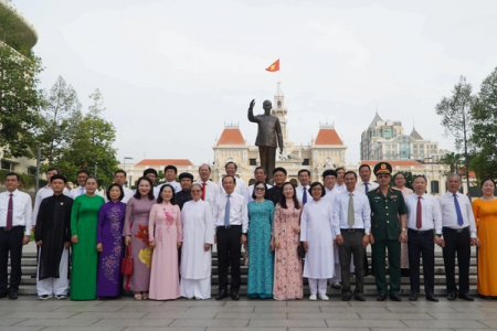 Đoàn đại biểu TP. Hồ Chí Minh dâng hoa, dâng hương tưởng nhớ Chủ tịch Hồ Chí Minh