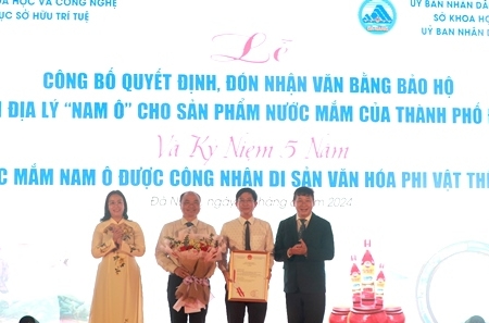 Thương hiệu nước mắm Nam Ô đón nhận văn bằng chỉ dẫn địa lý