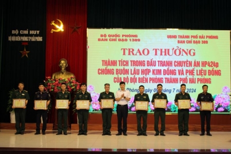 Trao thưởng thành tích trong đấu tranh chống buôn lậu hợp kim đồng và phế liệu đồng