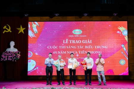 Lễ trao giải cuộc thi “Sáng tác biểu trưng 65 năm Nhựa Tiền Phong”