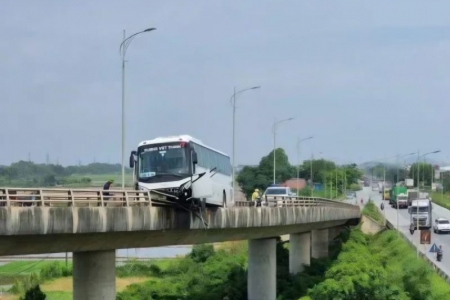 Bắc Ninh: Xe ô tô khách mất lái treo lơ lửng trên cầu Bình Than