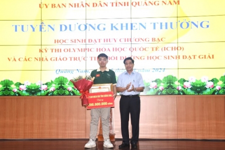 Quảng Nam: Khen thưởng học sinh Đỗ Phú Quốc 200 triệu đồng đoạt huy chương bạc Olympic quốc tế