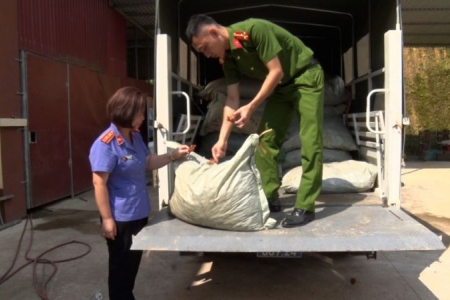 Phát hiện, thu giữ hơn 1 tấn chân gà không rõ nguồn gốc xuất xứ