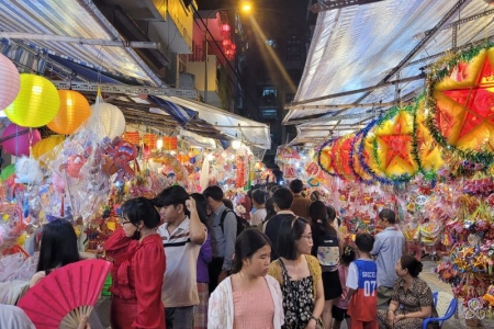 Phố lồng đèn lớn nhất TP. Hồ Chí Minh nhộn nhịp khách