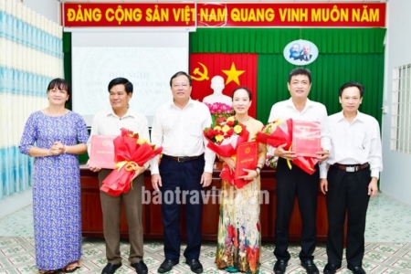 Trà Vinh: Trao quyết định công tác cán bộ tại Sở Nội vụ