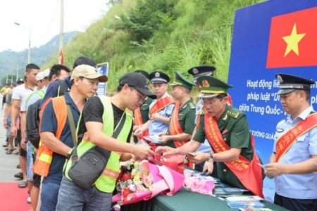 Lạng Sơn: Tuyên truyền pháp luật cho người dân qua lại tại khu vực cửa khẩu