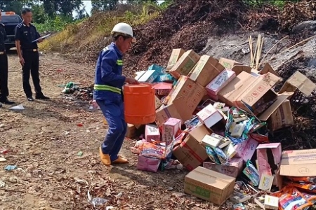 Hải quan Lào Cai tiêu hủy lô hàng vi phạm an toàn vệ sinh thực phẩm