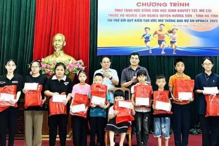 Hà Tĩnh: Trao 90 suất học bổng cho học sinh khuyết tật, mồ côi