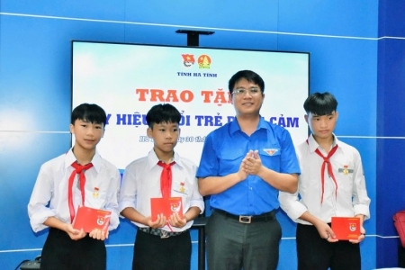 Trao Huy hiệu Tuổi trẻ dũng cảm cho 3 nam sinh cứu 2 em nhỏ đuối nước