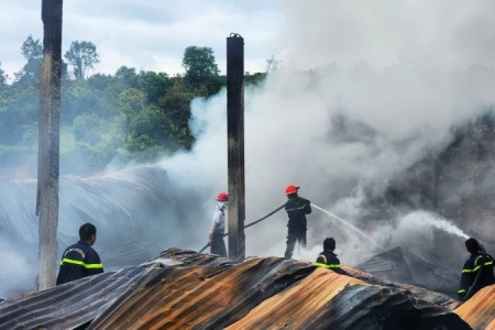 Cháy kho ở TP. Bảo Lộc thiêu rụi nhiều ô tô