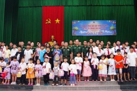 Chăm lo Tết Trung thu cho con em Bộ đội Biên phòng tỉnh An Giang