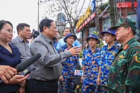 Thủ tướng đi thị sát, động viên người dân và chỉ đạo khắc phục hậu quả bão số 3 tại Quảng Ninh