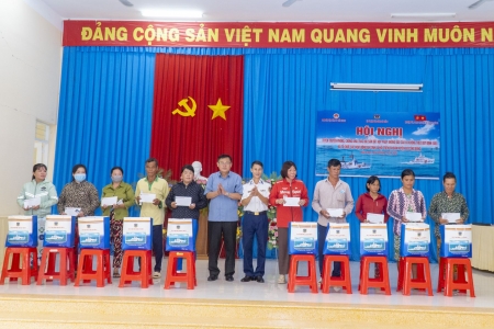 Cảnh sát Biển đồng hành với ngư dân huyện Gò Công Đông, tỉnh Tiền Giang