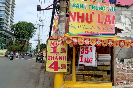 TP. Hồ Chí Minh: Bánh trung thu “đại hạ giá” vẫn vắng người mua