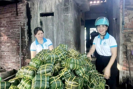 Quảng Nam: Người dân Tam Kỳ, Hội An gói bánh chưng gửi ra miền Bắc