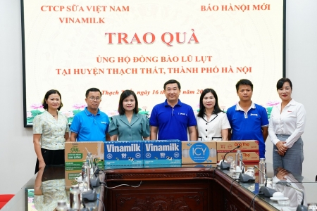 Vinamilk hỗ trợ sữa, nước và nhiều quà tặng cho người dân vùng ngập lụt ngoại thành Hà Nội